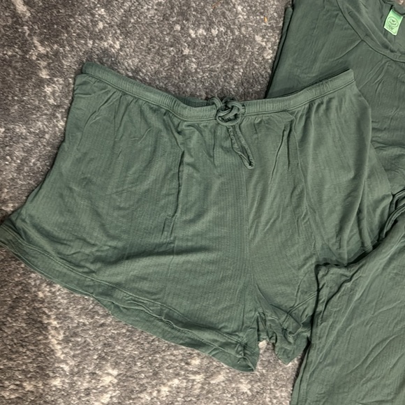 Pjs Set (3) Piece Short Sleeve Top Shorts Pants Large Green - Picture 2 of 5